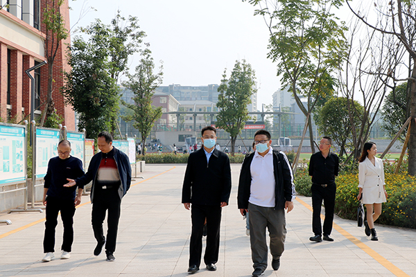 宜宾市、区科协领导到宜宾市一曼中学校查验乡村校园科学馆创建工作_fororder_听取校园科学馆创建工作报告-摄影-陈国峰