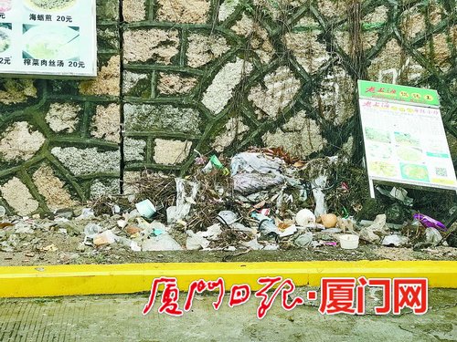 【法治 主推】【滚动新闻】【地市 厦门】(摘要：记者来到厦大芙蓉隧道出口黄女士所说的自行车棚附近。发现设置在一处斜坡石壁下的紫色车棚已微微泛白，十几辆自行车歪歪斜斜地停在棚内，一旁写有“自行车出租”的广告牌倒在地上。走近一看，车把手、座椅上都覆盖了一层灰，车身锈迹斑斑，车轮里还有不少零食包装袋和纸杯。)厦大芙蓉隧道出口自行车棚无人管 人行道垃圾成堆
