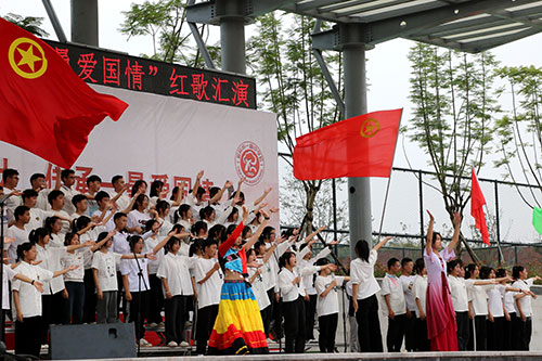 宜宾市一曼中学校开展“欢庆党的二十大·传承一曼爱国情”红歌汇演_fororder_合唱歌曲《光荣啊，中国共青团》