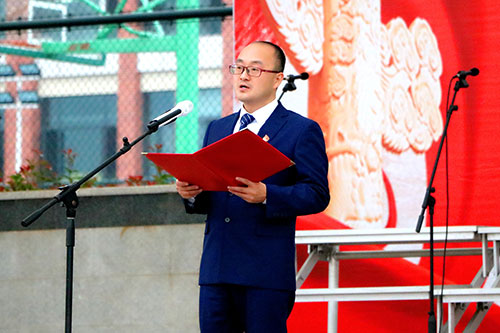 宜宾市一曼中学校开展“欢庆党的二十大·传承一曼爱国情”红歌汇演_fororder_一曼中学党委书记熊亚非总结发言-摄影-陈国峰