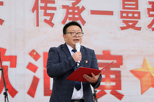 宜宾市一曼中学校开展“欢庆党的二十大·传承一曼爱国情”红歌汇演_fororder_一曼中学党委副书记、校长徐斌致辞-摄影-陈国峰