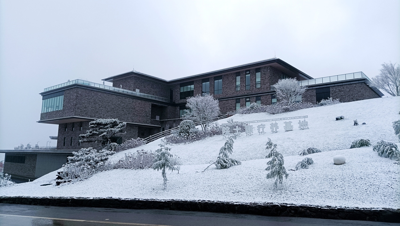 （转载）断崖式降温 泸州多地迎来今冬首场降雪