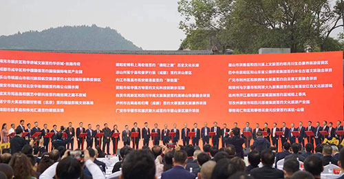 第八届中国（四川）国际旅游投资大会开幕 150个项目签约 投资1852.09亿元_fororder_现场签约-摄影-王昱林