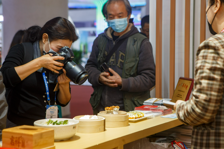（转载）106届糖酒会开幕，美食飘香西博城