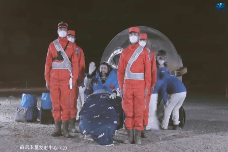 神舟十四号航天员乘组安全返回 健康出舱