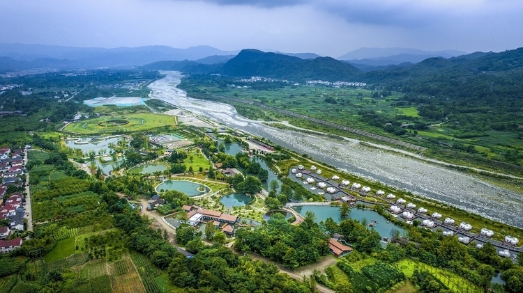 （转载）成都彭州市渔江楠村：实现“竹林变酒店”“荒滩变公园”
