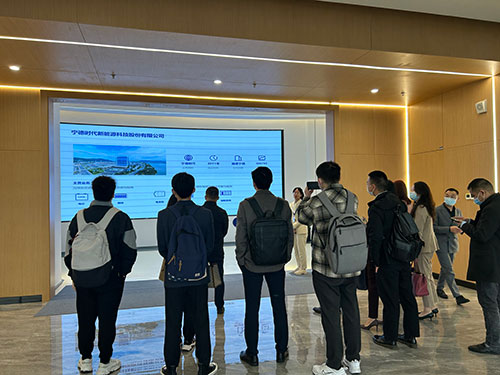 助力成宜产业生态高质量发展 成都创投机构宜宾行及投融资对接会成功举行_fororder_图片二：成都创投机构代表参观四川时代展厅