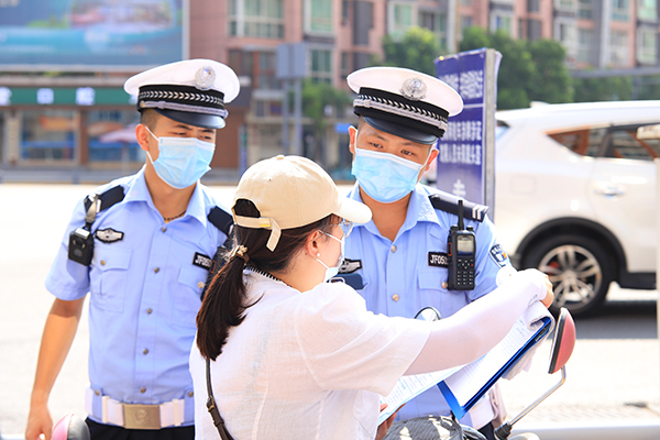简阳市：以点带面擦亮城市文明底色_fororder_简阳市开展文明行驶守护行动-供图--简阳市融媒体中心