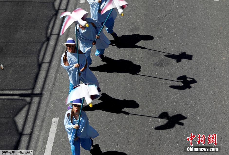 哥伦比亚举行传统花车游行 精美花车扮靓街道