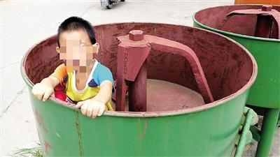 男童因贪玩被拴树上 家长：情非得已