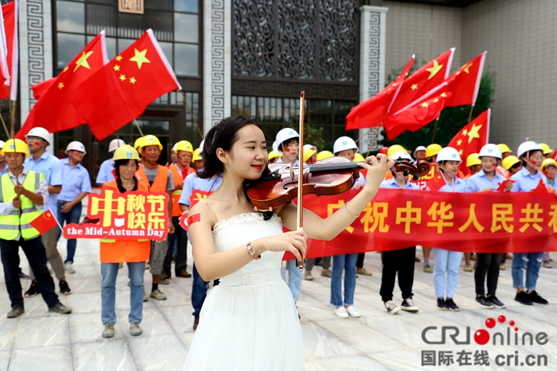 贵州遵义：歌声飘过工地   劳动者献歌祖国