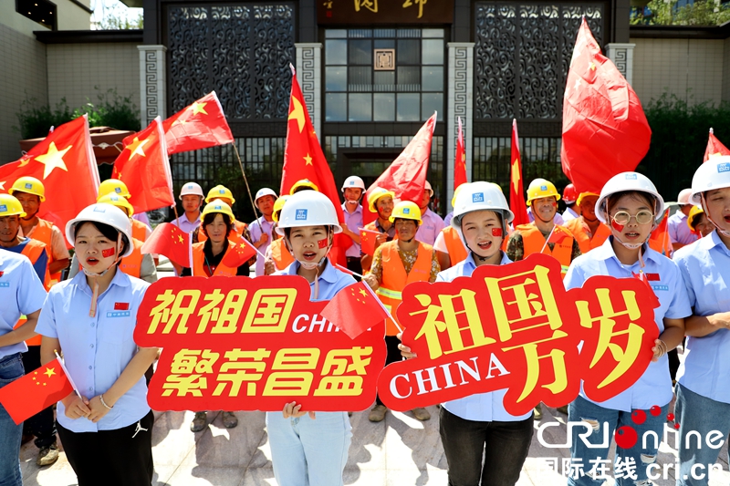 贵州遵义：歌声飘过工地   劳动者献歌祖国