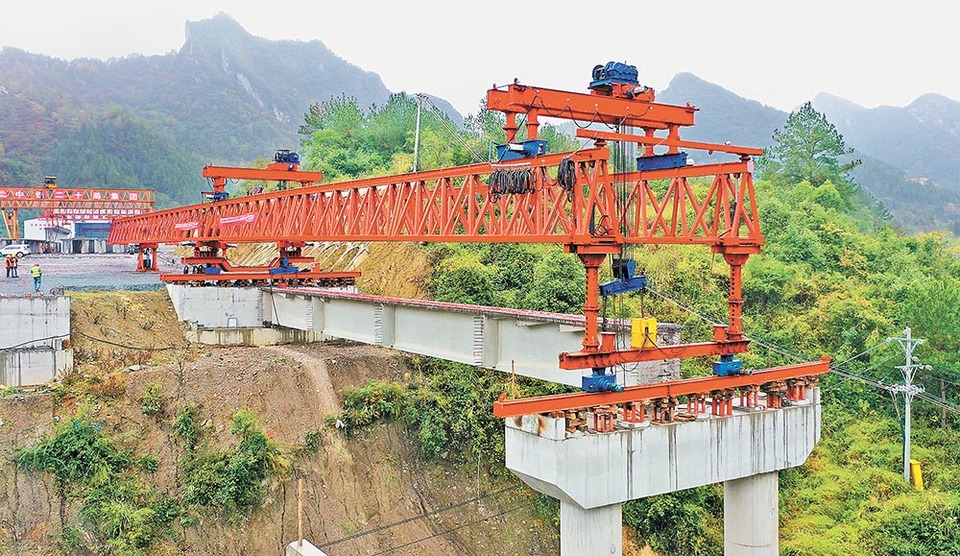 渝湘复线高速阿蓬江大桥建设顺利推进