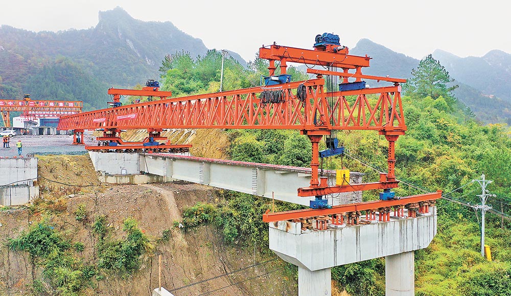 渝湘复线高速阿蓬江大桥建设顺利推进