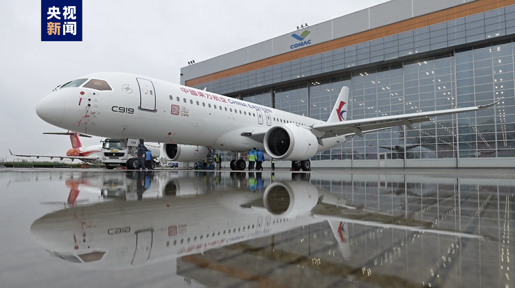 全球首架C919正式交付中国东方航空