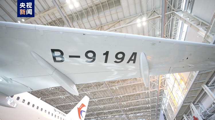 全球首架C919正式交付中国东方航空