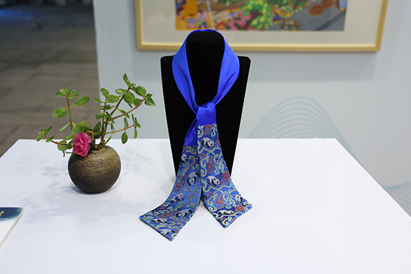 成都金堂县启动首届文化创意产品设计大赛_fororder_时尚设计的文创作品蜀锦领巾-供图-金堂县委宣传部