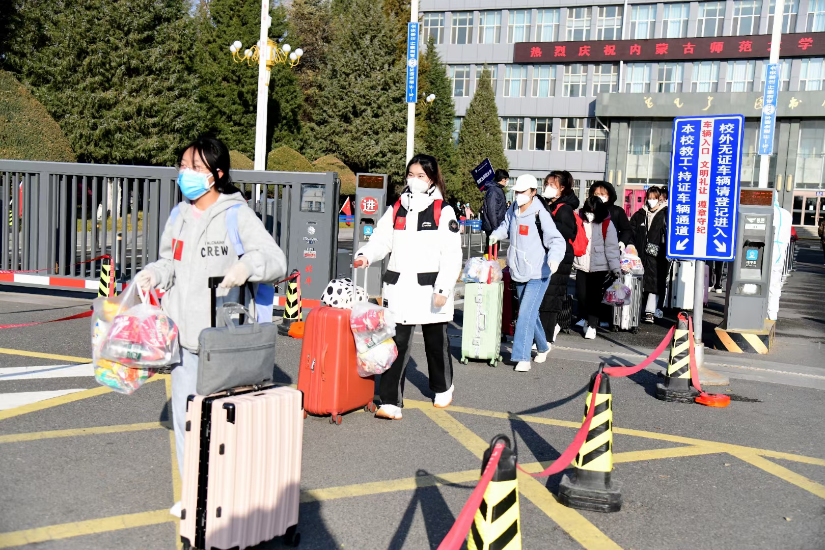 戮力同心，凝聚呼和浩特力量！_fororder_内蒙古师范大学大学生有序返乡    摄影 韩占文