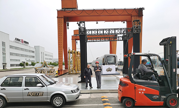 成都：1.5毫米钢丝拉汽车 天府工匠“秀”焊接技艺_fororder_挑战活动现场-摄影-周军