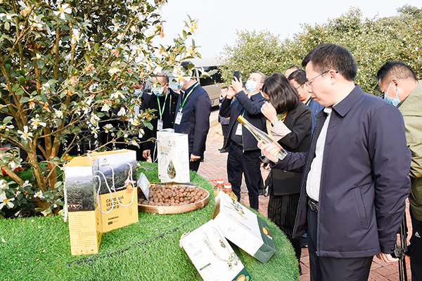 共谋油茶发展前景 四川省油茶产业发展现场推进会在自贡荣县举行_fororder_5参会代表了解荣县茶油制造产品（摄影-赵丽）