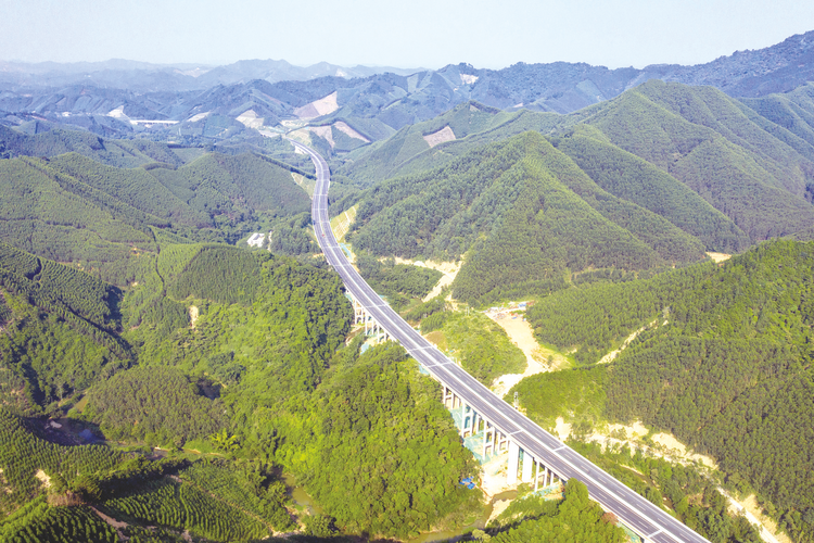 南宁市高质量推进公路网建设 1至10月公路网项目累计完成投资260.69亿元