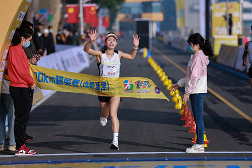 成都新津：2022跑遍中国·10km精英赛收官_fororder_李应翠女子精英组冠军-供图-成都新津区委宣传部
