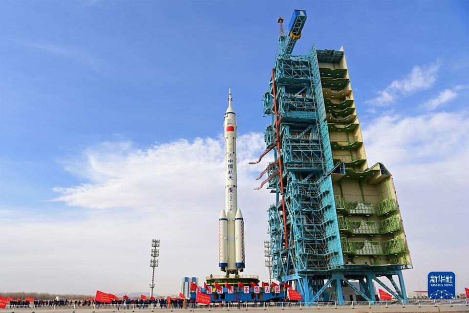 神舟十五号船箭组合体转运至发射区 计划近日择机实施发射