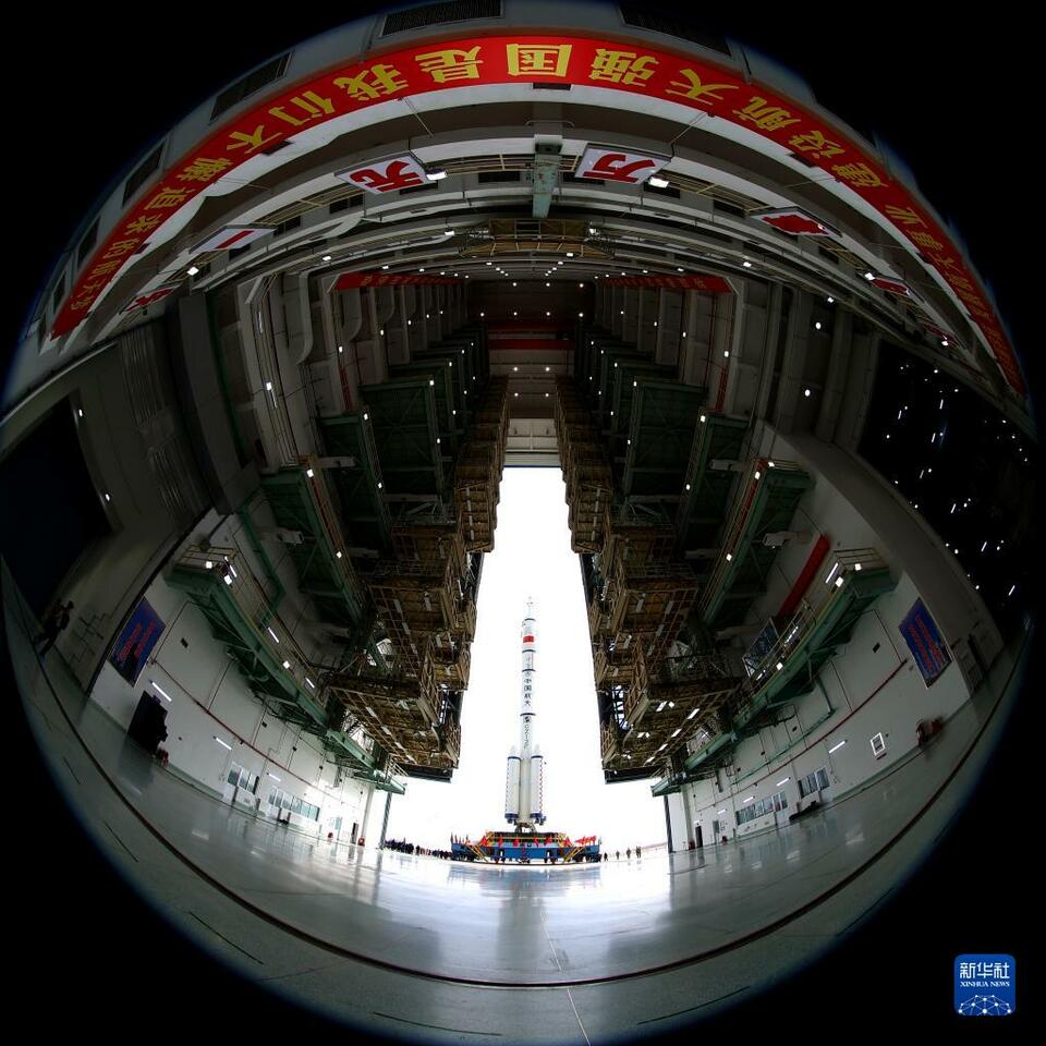 神舟十五号船箭组合体转运至发射区 计划近日择机实施发射