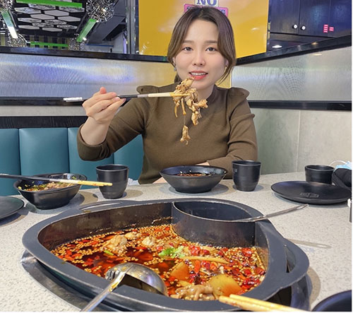 韩国院长：成都是一座富有人情味的城市_fororder_权珠姬品尝四川美食-供图-受访者