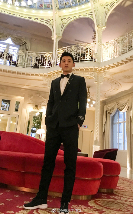 张继科邓亚萍亮相劳伦斯 与费德勒帅气合影
