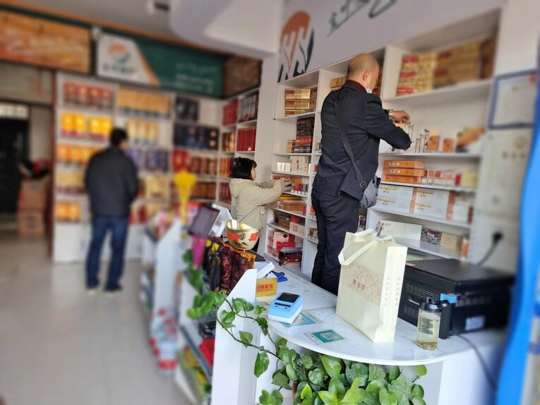 河南罗山：乡村小店里笑声朗