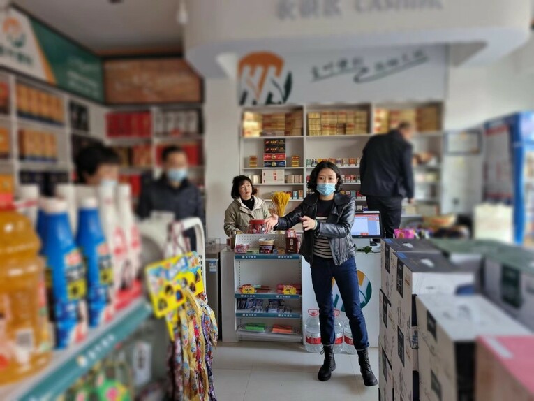 河南罗山：乡村小店里笑声朗