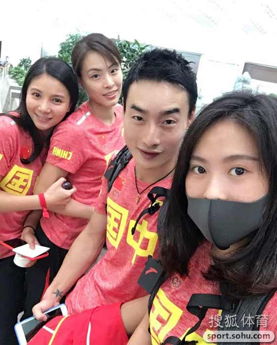 组图：奥运冠军陈若琳生活照 合影小德可爱比V