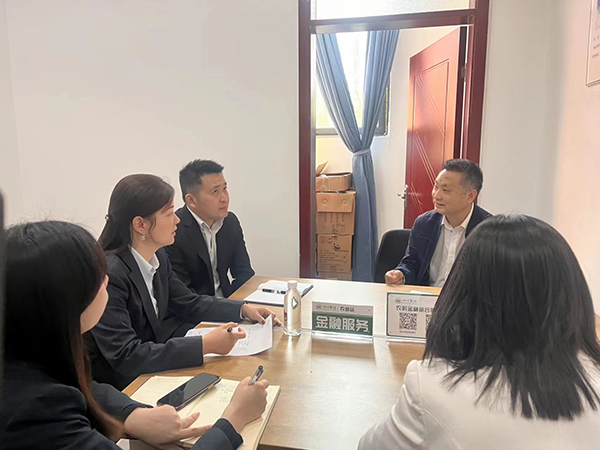 简阳市：“蓉易贷”纾困解难“贷”动乡村振兴_fororder_双方沟通讨论-供图-简阳市委宣传部