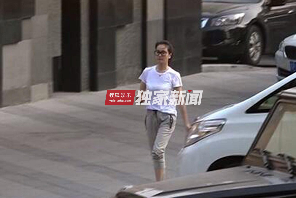 独家：左小青携女外出就餐 女儿乖巧爱美显萌态