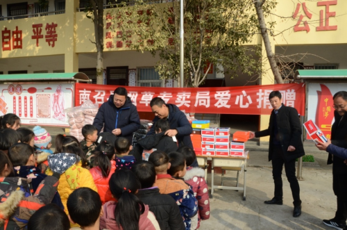 河南南召：待到山花烂漫时 他在丛中笑