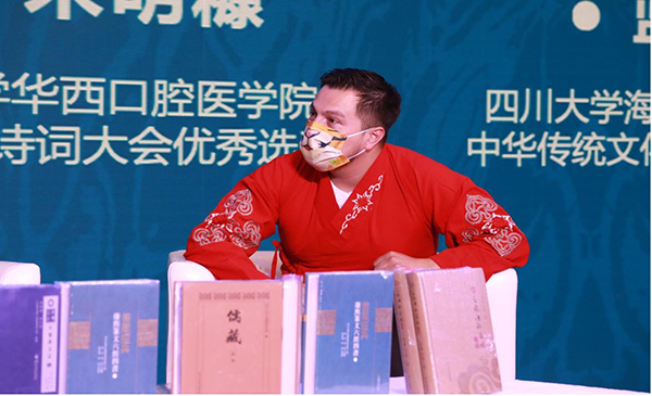 “千古儒学 萃兹一藏——中华经典的传承与传播”文化活动举办_fororder_蓝冬少向两位专家请教-供图-四川新华出版发行集团
