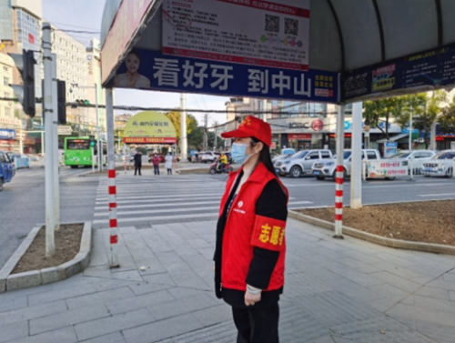 冬日暖人心 最是志愿红