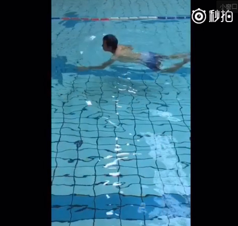 搞笑！邓超晒狗刨式为中国游泳队助威