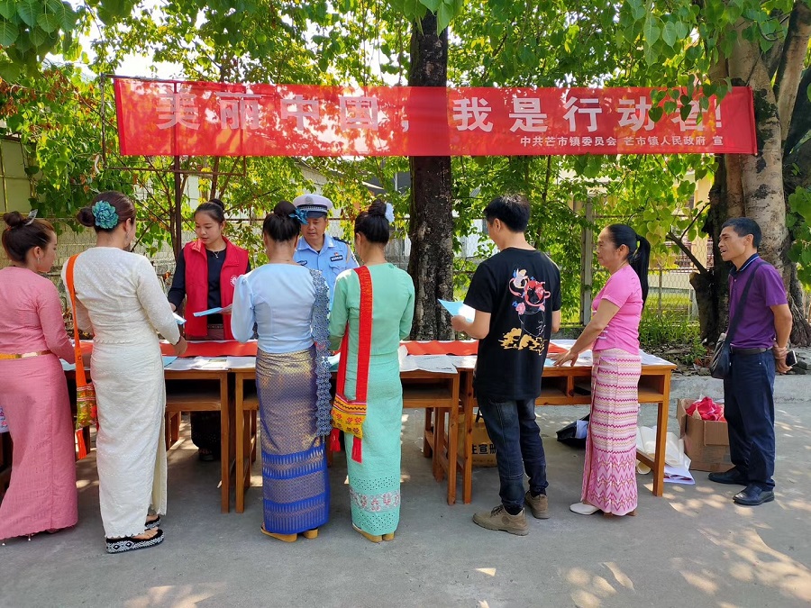 德宏大湾村：坚持“两手抓” 铺就傣乡平安路_fororder_3