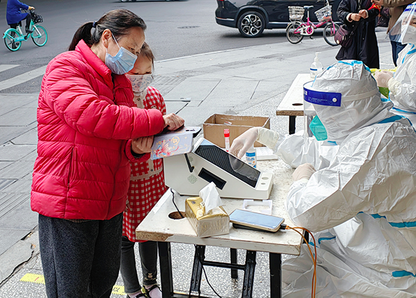 成都锦江区：有了这台“扫码加速器” 核酸检测提速了_fororder_“核酸采样信息录入机器人”智慧防疫应用场景-供图--成都市锦江区委宣传部-(1)