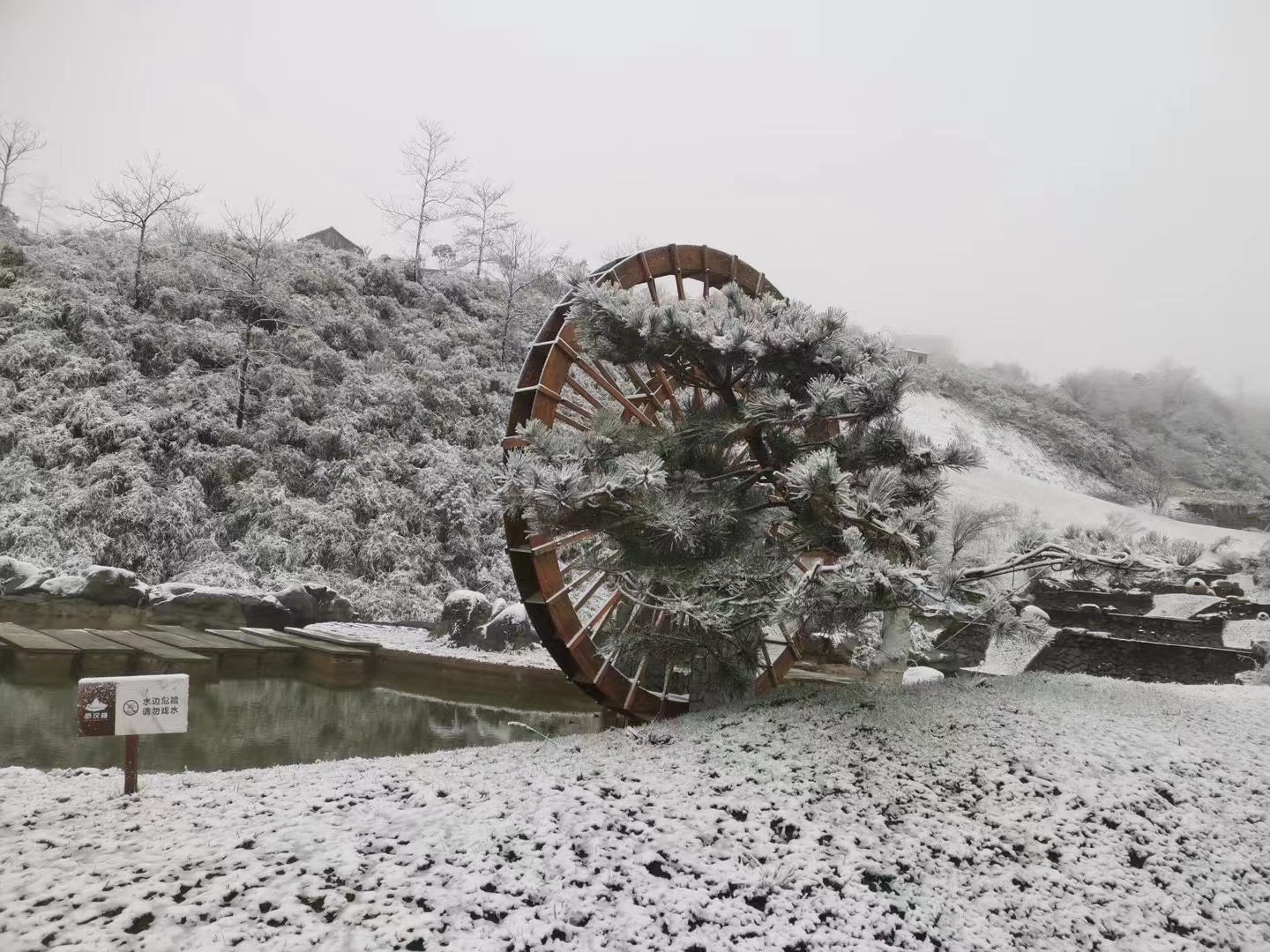（转载）断崖式降温 泸州多地迎来今冬首场降雪