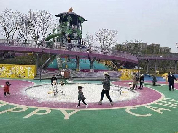 成都武侯区新增多处开敞空间 市民获得感满满_fororder_小朋友在公园玩耍