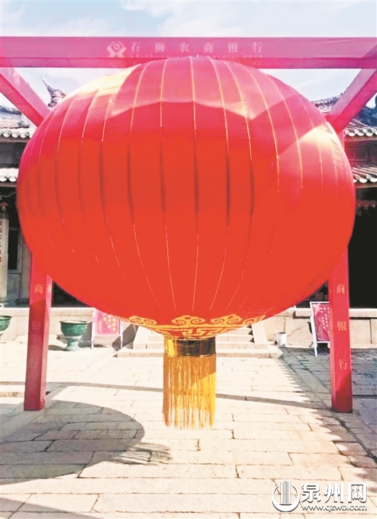 【文史 主推】【滚动新闻】【地市 泉州】石狮：古卫城内赏灯逛庙会 巨型灯笼吸引眼球