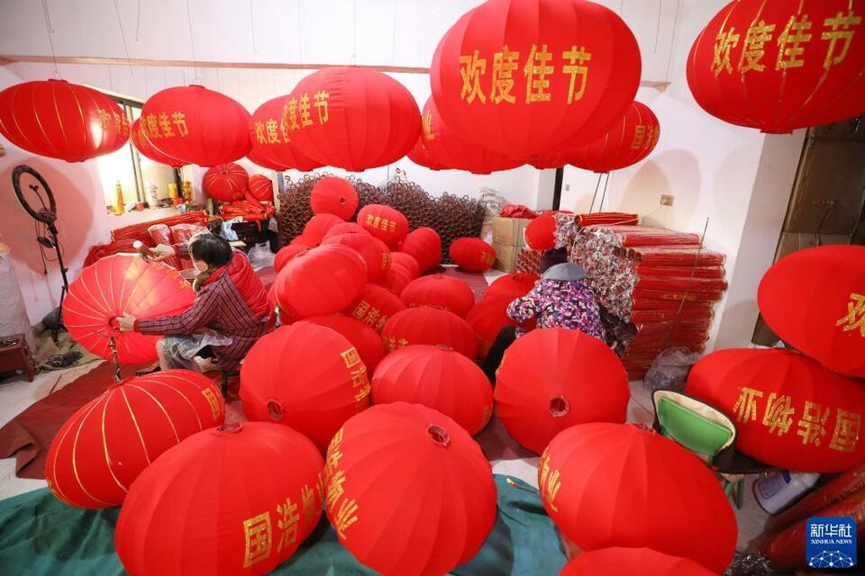 河南焦作：赶制灯笼迎新年