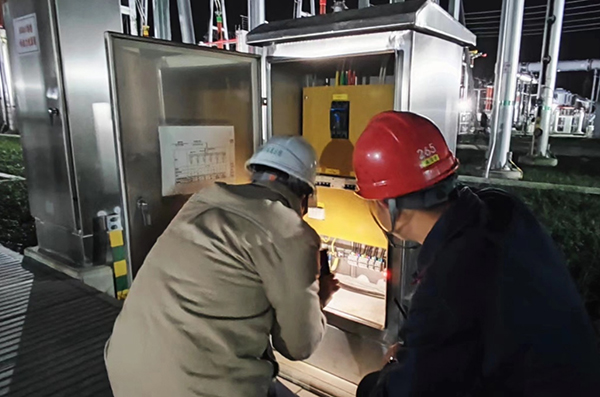 补强电网保供电 四川第60座500千伏变电站投运_fororder_11月29日，国网四川建设分公司电力工人正在对玉堤500千伏变电站进行投运前的检查。摄影--张月