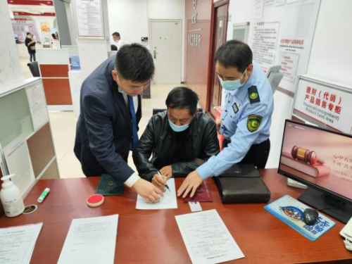 胡伟：服务他人 就是成就自我