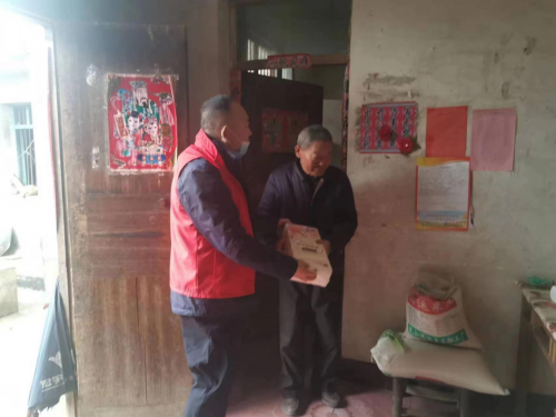 河南光山：寒冬送温情 关爱暖人心