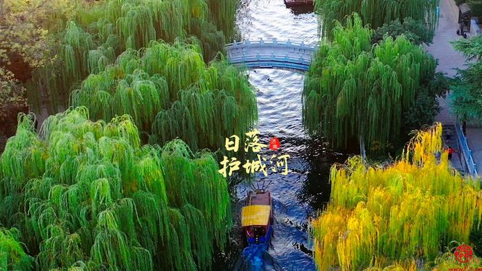 初冬落日下 护城河尽显诗意之美