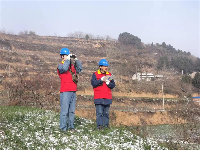 国网宝鸡市高新区供电公司：党建引领师带徒 雪后巡线传帮带_fororder_图片10